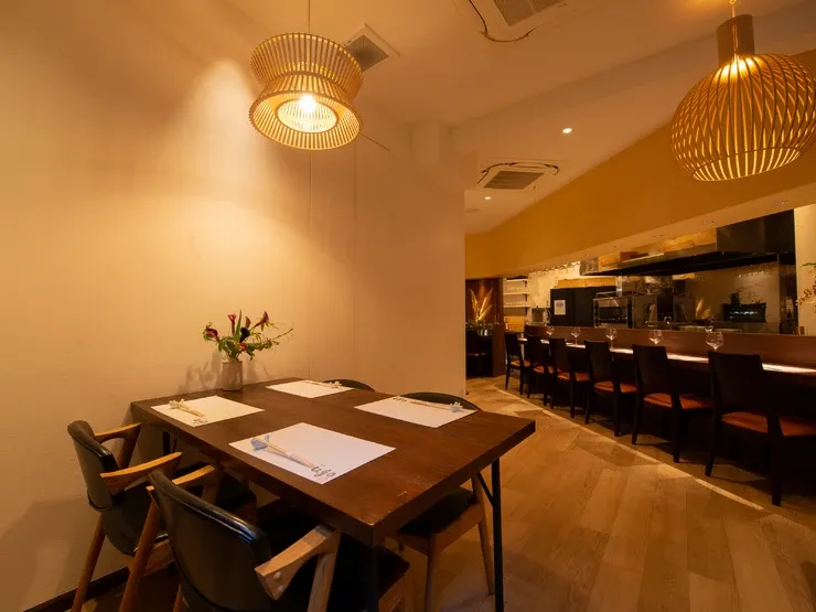 テーブル席とカウンターの店内